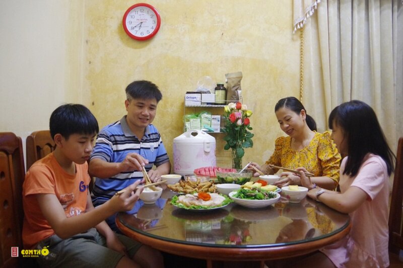 Bữa cơm gia đình - Mâm 8: Cá kho tộ, rau lang luộc, canh chua đậu bắp Bữa cơm gia đình - Mâm 8: Cá kho tộ, rau lang luộc, canh chua đậu bắp