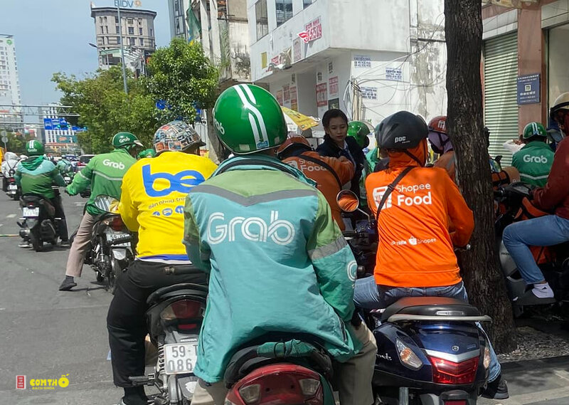 Đặt đồ ăn ShopeeFood, GrabFood - Hai nền tảng giao đồ ăn phổ biến Đặt đồ ăn ShopeeFood, GrabFood - Hai nền tảng giao đồ ăn phổ biến