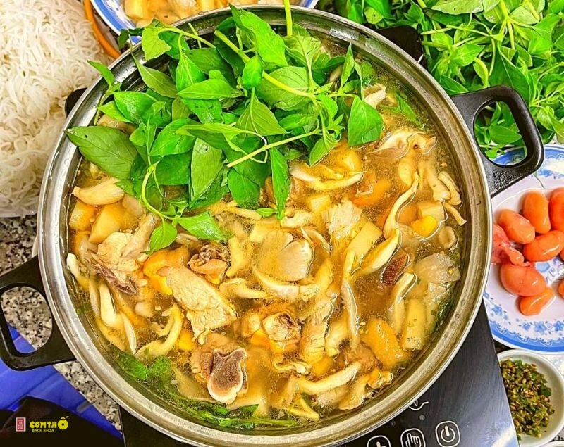 Lẩu gà lá é - Nguồn gốc và hương vị