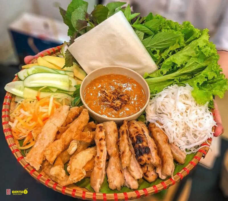 Nem nướng Nha Trang - Bước 1: Ướp và quết thịt