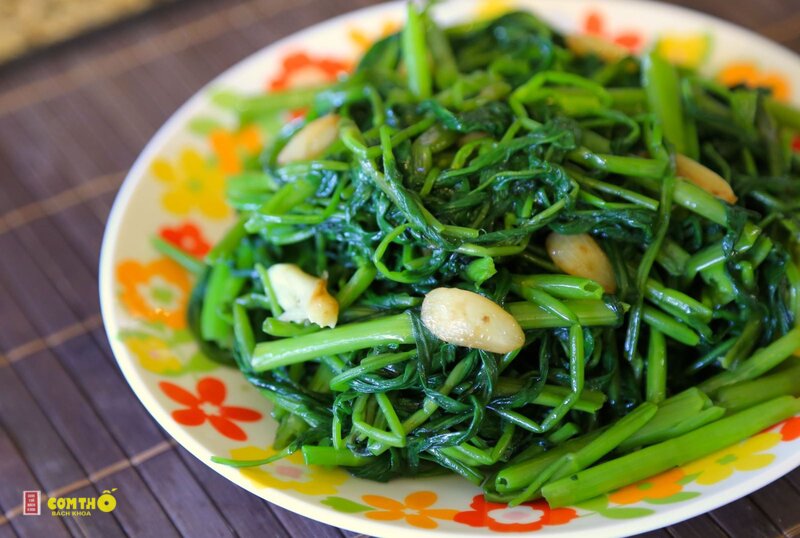 Rau muống xào tỏi - Chảo thật nóng, lửa thật lớn