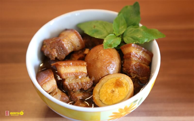 Thịt kho tàu - 5. Xào săn thịt trước khi kho